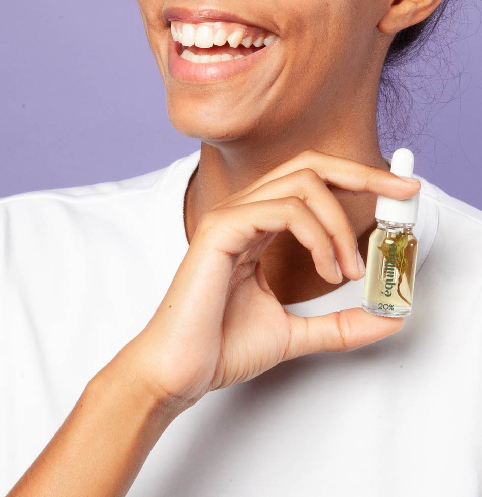 Femme portant flacon huile CBD 20% CBD et menthe poivrée