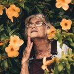 Femme agée dans des fleurs