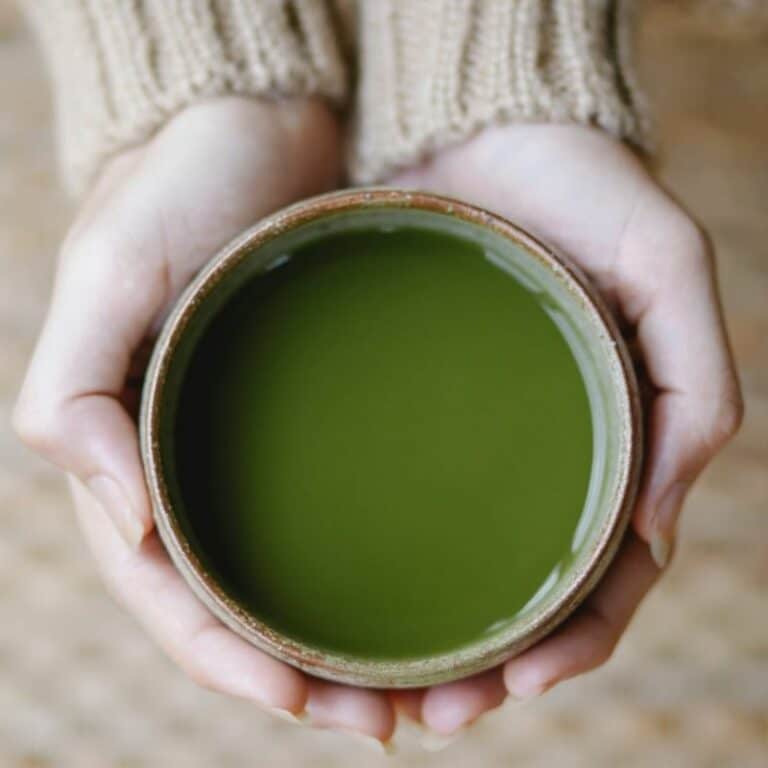 Femme tennant un bol de boisson au thé vert matcha