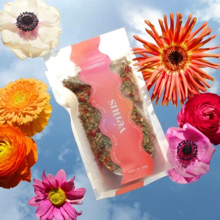 Substitut de tabac Vénus. Mélange de plantes pour réguler les cycles menstruelles : armoise, carthame, feuille de framboisier, molène, rose