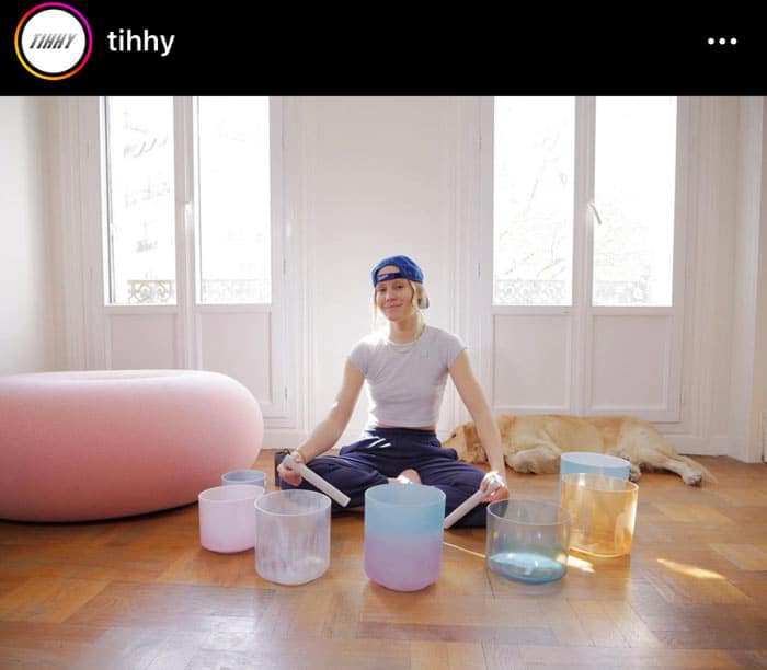 Clothilde Chaumet, adepte du yoga et des sons avec des bols en cristal